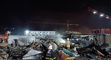 İşçilerin kaldığı konteyner yatakhane yanarak kullanılmaz hale geldi