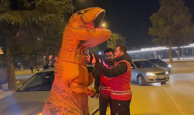 Isparta'da GBT'ye takılan dinozor kostümlü genç, polis ekiplerini hem şaşırttı hem gülümsetti