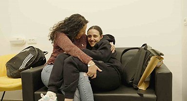 İsrail ordusu, esirlerin Gazze'den İsrail topraklarına döndüğü anı paylaştı