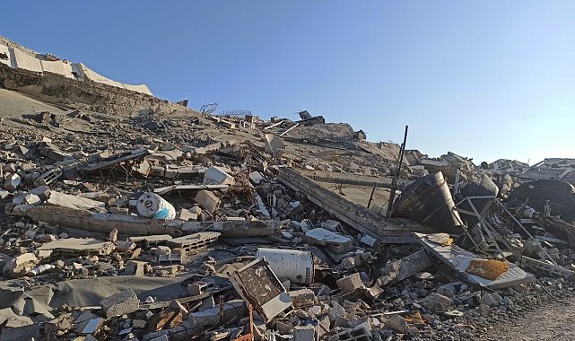 İsrail'in Netzarim Koridoru'nun bir kısmından çekilmesinin ardından Al-Zahra kentine dönenler yıkımla karşılaştı