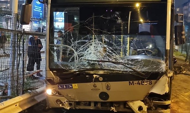 İstanbul Zincirlikuyu'da park halindeki metrobüs kayarak 5 araca çarptı