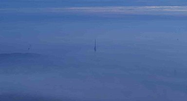 İstanbul'da gökdelenlerin sis içinde manzarası hayran bıraktı