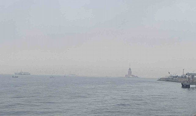 İstanbul'da Kız Kulesi sise gömüldü