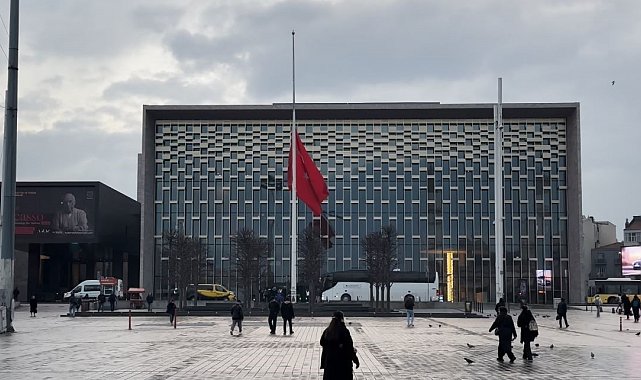 İstanbul'da milli yas nedeniyle bayraklar yarıya indirildi