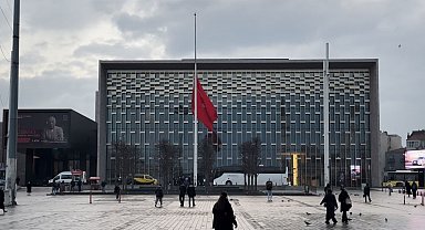 İstanbul'da milli yas nedeniyle bayraklar yarıya indirildi