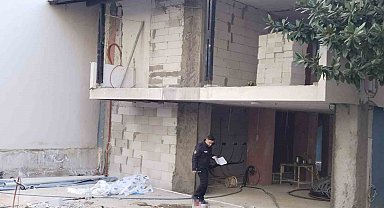 İzmir'de tamir için çıktığı çatıdan düşen kişi öldü