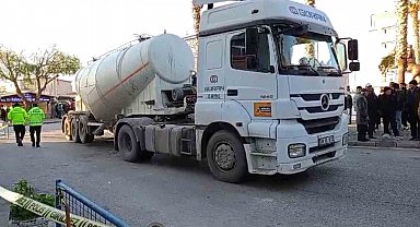 İzmir'de tırın çarptığı 2 kadın hayatını kaybetti