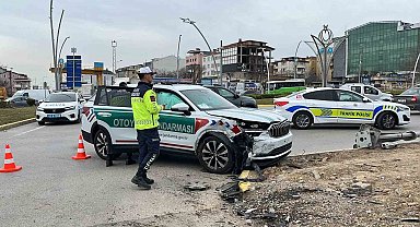 Jandarma trafik otosu ile hafif ticari araç çarpıştı: 1 yaralı
