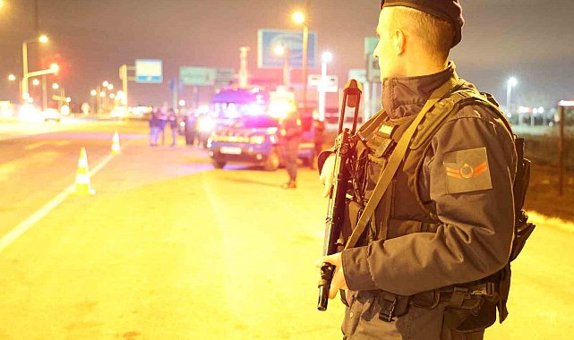 Jandarma, uzun namlulu silahlarla yol kontrolünde