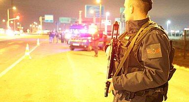 Jandarma, uzun namlulu silahlarla yol kontrolünde