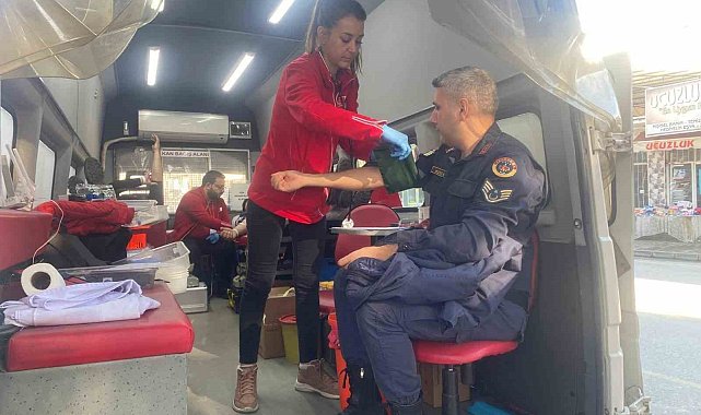 Jandarmadan Kızılay'a kan bağışı