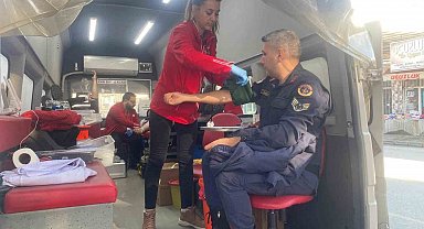 Jandarmadan Kızılay'a kan bağışı