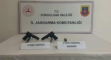Jandarmanın durdurduğu araçtan silah çıktı; 2 tutuklu