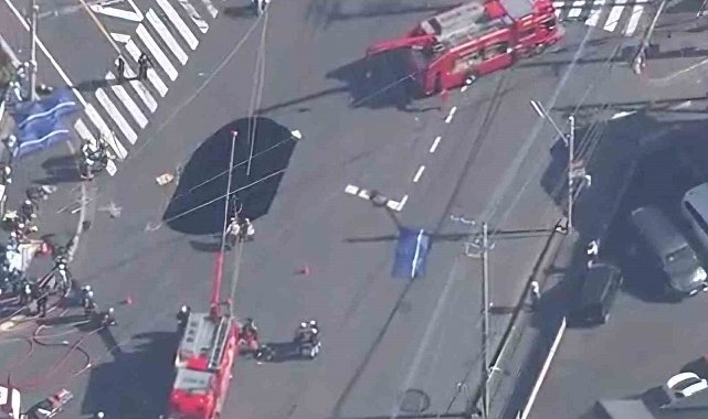 Japonya'da yol çöktü, oluşan dev çukura kamyonet düştü