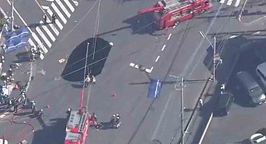 Japonya'da yol çöktü, oluşan dev çukura kamyonet düştü