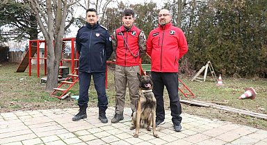 K-9 arama kurtarma köpeği 'Adam', Türkiye'nin en genç eğitmeni ile afetlere hazırlanıyor