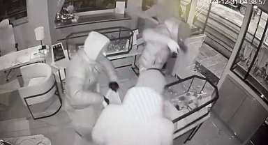 Kadıköy'de 4 milyon liralık kuyumcu hırsızlığı kamerada