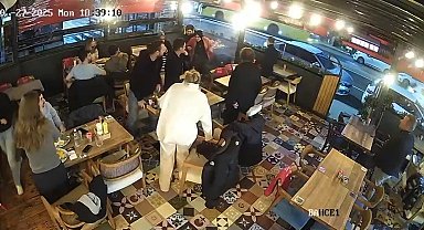 Kadıköy'de seyir halindeki araçtan restorana torpil atıldı