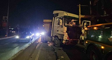 Kağıthane'de kontrolden çıkan hafriyat kamyonu beton bariyerlere çıktı