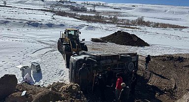 Kamyon şarampole yuvarlandı, sürücü yara almadan kurtuldu