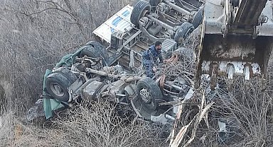 Kamyon şarampole yuvarlandı