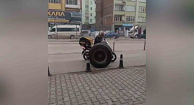 Kamyondan fırlayan lastiği motokurye yakaladı