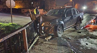 Kamyonet ile hafif ticari araç kafa kafaya çarpıştı: 3 yaralı