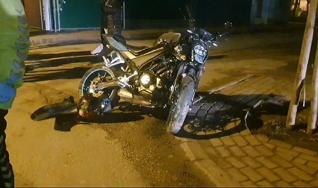 Kamyonete çarpan motosiklet sürücüsü yaralandı