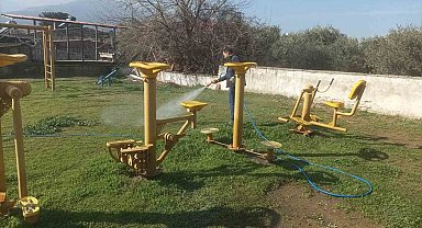 Karacasu'da yabani otlar ilaçlandı