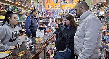 Karnelerini alan çocuklara ailelerden oyuncak hediyesi