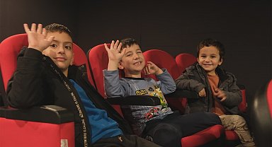 Karnesini alan minikler Büyükşehir'in film gösterimi için OSM'nin yolunu tuttu