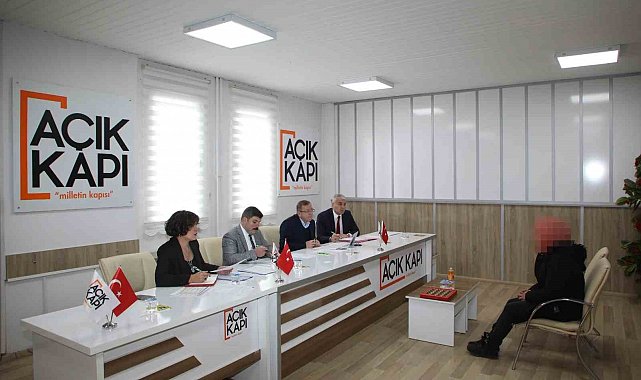 Kars Valisi Ziya Polat, "Halk Günü"nde vatandaşları dinledi