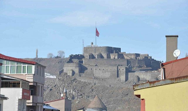 Kars'ta bayraklar yarıya indirildi