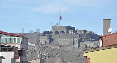 Kars'ta bayraklar yarıya indirildi