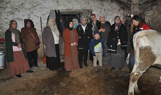 Kars'ta kadınlar sağlıklı sağım tekniklerini öğreniyor