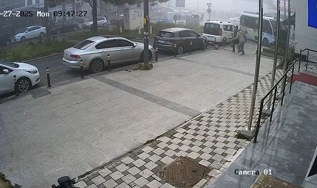 Kartal'da kuaföre dalan minibüsün kaza anı güvenlik kamerasına yansıdı