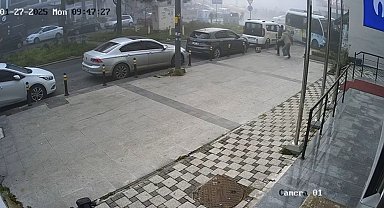 Kartal'da kuaföre dalan minibüsün kaza anı güvenlik kamerasına yansıdı