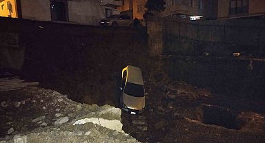 Kartal'da toprak kayması nedeniyle otomobil inşaat temeline düştü