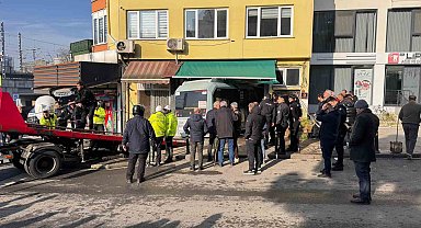 Kartal'da yolcu minibüsü kuaföre girdi: 3 yaralı