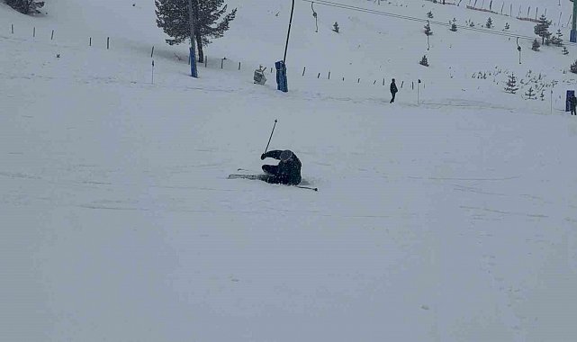 Kartalkaya'da otel faciasının ardından tatilciler kayak yapmaya devam etti