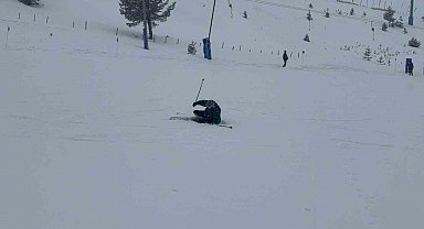 Kartalkaya'da otel faciasının ardından tatilciler kayak yapmaya devam etti