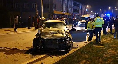 Kavşakta 2 otomobil çarpıştı: 2'si ağır 4 yaralı