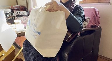 Kaybettiği çantanın yenisini alıp yüzünde tebessüm oluşturdular