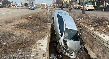 Kayganlaşan yoldan çıkan araç kanala uçtu