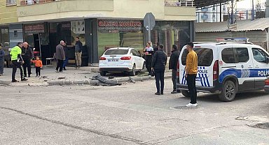 Kaza anı kamerada: Otomobiller çarpıştı, 2 sürücü yaralandı