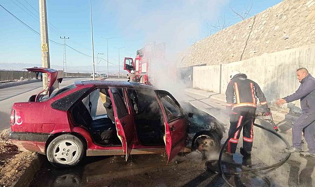 Kaza sonrası alev alan otomobil kullanılmaz hale geldi