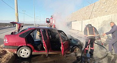 Kaza sonrası alev alan otomobil kullanılmaz hale geldi