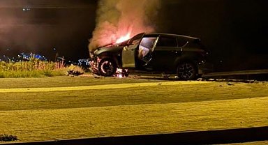 Kaza yapan araç alev aldı