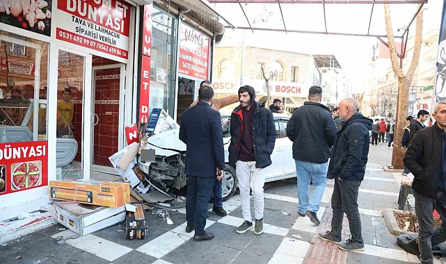 Kaza yaparak savrulan otomobilin çarptığı baba ve oğlu yaralandı