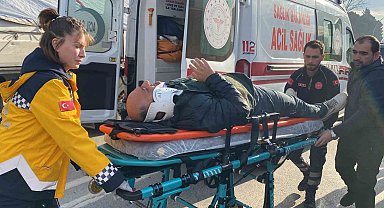 Kazada araçlar hurdaya döndü: Sıkışan yaralıları itfaiye çıkardı